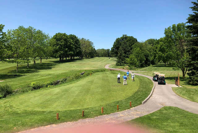 A view of a tee at Lakeview Golf Course (Melvin Arocha).