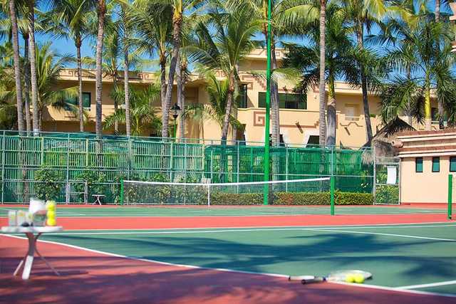 Tennis court at El Tigre Club de Golf