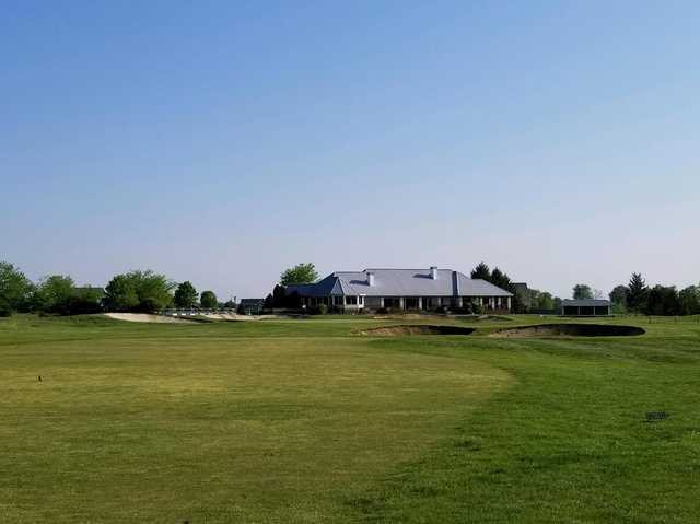 A view of a well protected green and the clubhouse in the distance from The Links at Heartland Crossing.