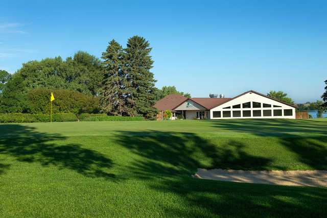 A view of a green and the clubhouse in background at Brookings Country Club.