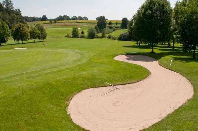 A view of a green with protected by bunkers at Gerolsbach Golf Club.