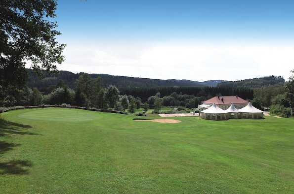 A view of the 9th green and clubhouse on the right at Oberzwieselau Golf Park