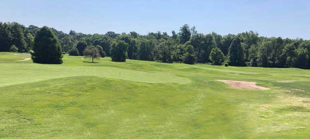 A sunny day view from Ruxer Golf Course.