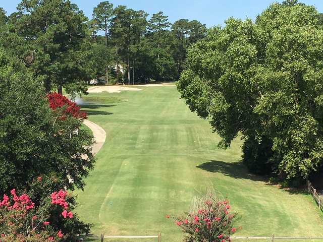 A view of a tee and a narrow path on the left side at Washington Yacht & Country Club.