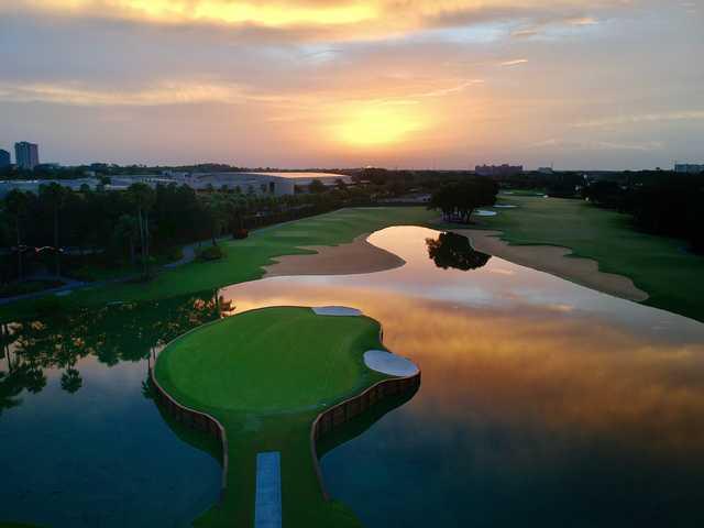 View of the 18th green at Hawk's Landing