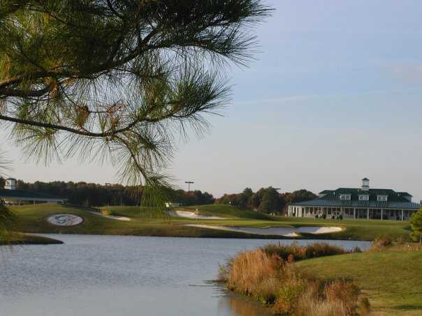 A view of the 18th green protected by bunkers at Cahoon Plantation Golf Club