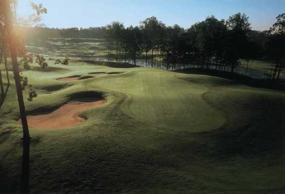 A view of green protected by bunkers at Kiskiack Golf Club