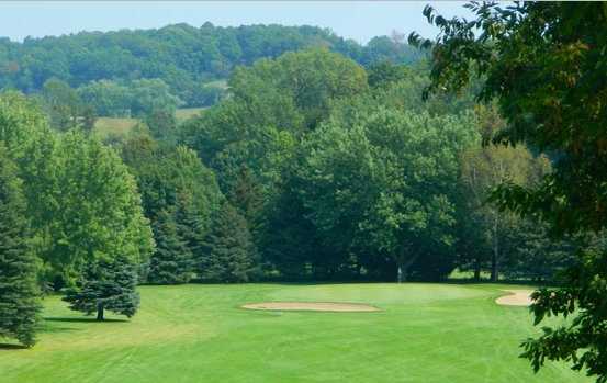 A view of a green protected by bunkers at Scenic View Country Club