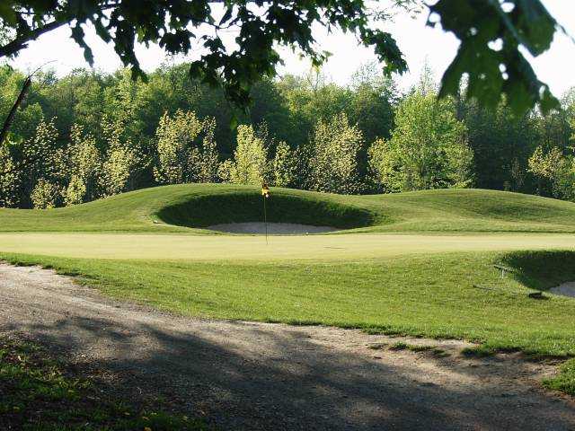 A view of a green protected by bunkers at Island Oaks at Lima Golf & Country Club