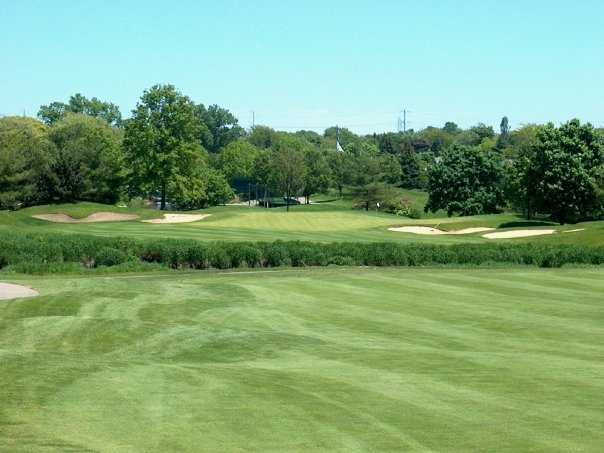 A view of green #9 flanked by bunkers at Seven Bridges Golf Club