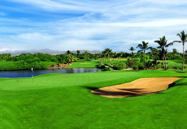 A view of a green with water coming into play at Flamingos Club de Golf