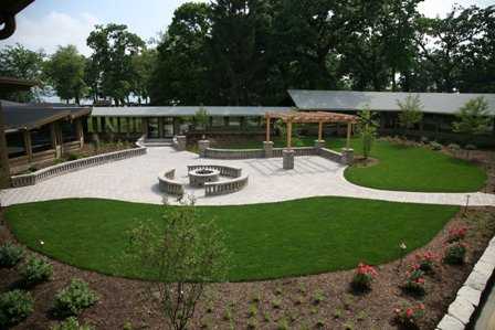 A view of the courtyard from Majestic Oaks at Lake Lawn Resort