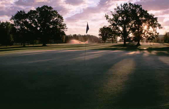 A view of a green at Oak Ridge Golf Club (Joe Wilssens Photography, Inc.)