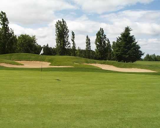 A view of the 4th hole protected by bunkers at Renfrew Golf Club