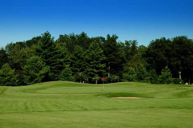 A view of the 4th green at Angel's View from Oakville Executive Golf Course