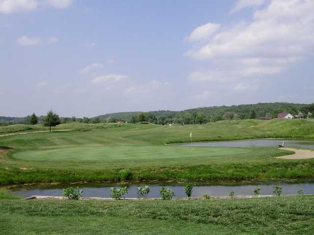 A view of hole #4 surrounded by water at Meramec Lakes Golf Course
