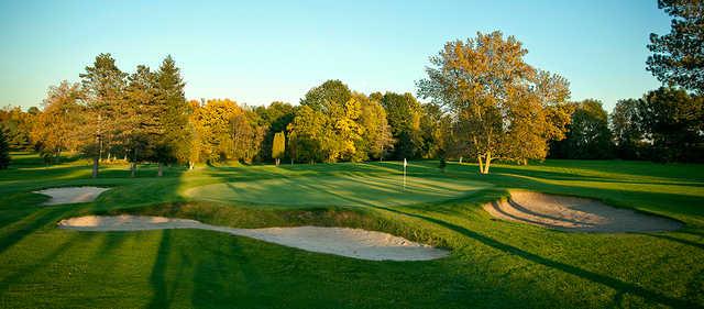 A sunny view of a green guarded by bunkers at The Pheasant Golf Links (Michael Sigl)