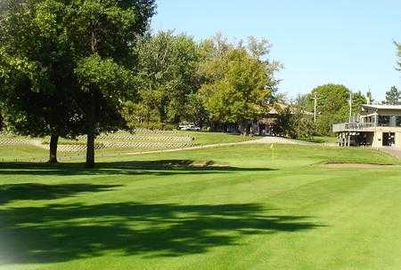 A view of a green with the clubhouse on the right at Princeton Golf Club