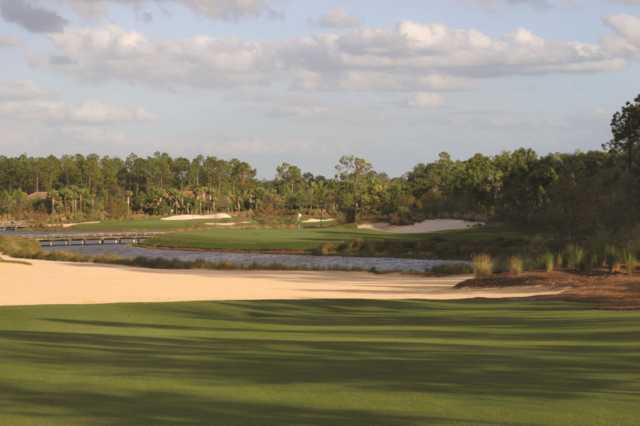 Tiburón Black's 10th hole: players must carry the water and avoid the intimidating bunker just in front of the green.