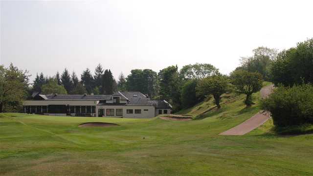 A view of the clubhouse with green in foreground at Old Course Ranfurly Golf Club