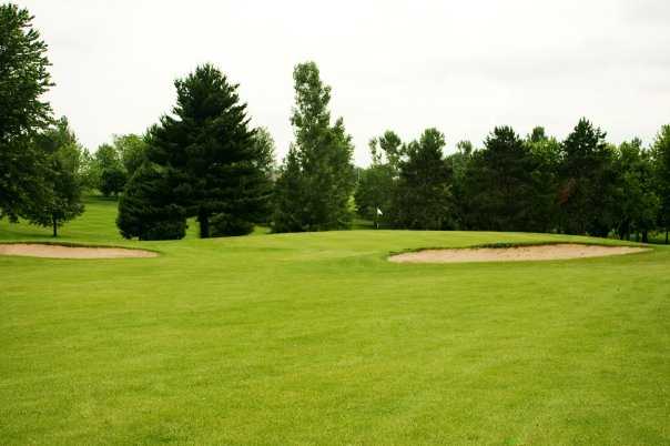 A view of green guarded by bunkers at Cole Acres Country Club