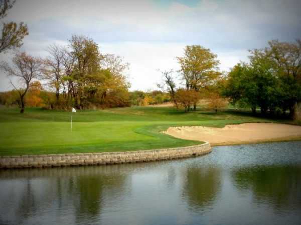 View of the 8th green at Mozingo Lake Recreation Park Golf Course