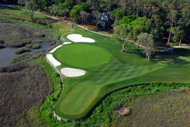 Aerial view of the 12th green protected by bunkers at Tidewater Golf Club