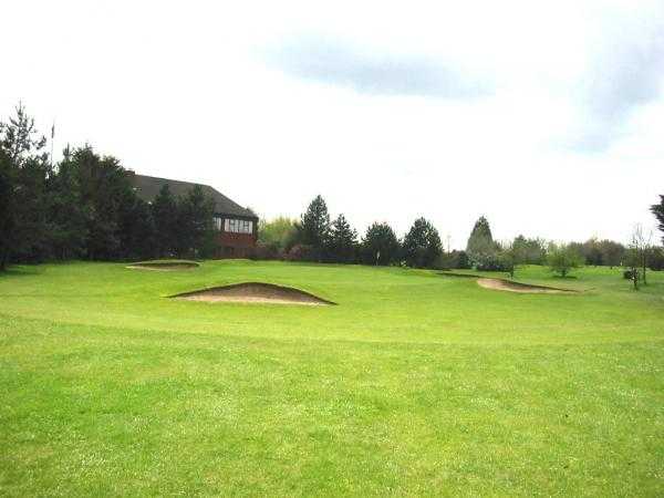 A view of green #14 protected by bunkers at Main Course from Rookery Park Golf Club