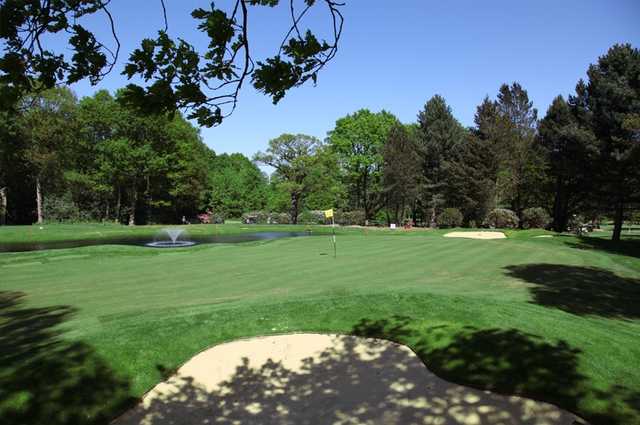 A view of hole #16 at Robin Hood Golf Club