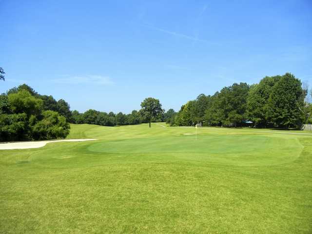 A view of a green protected by bunker at Lakeland Golf Club