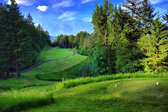 Skamania Lodge #7 (Windy Ridge) - Second shot should favor the left side to open up your approach to the green. Once on the green, take a minute to admire the grandeur of the Gorge, with wind Mountain in the background.