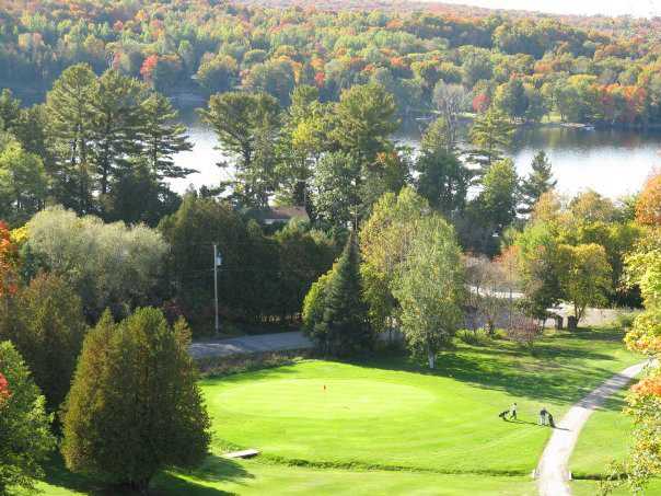 A fall view of a green at Haliburton Highlands Golf Course