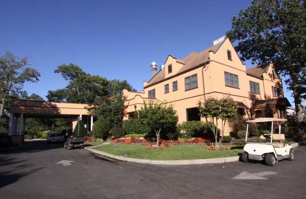 A view of the clubhouse at Lakewood Country Club