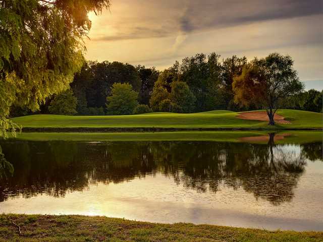A view over the water of hole #15 at Pudding Ridge Golf Club (Holger Obenaus Photography)