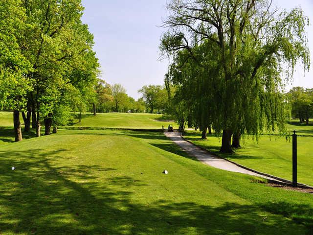A view from a tee with a narrow path on the right side at Glenwoodie Country Club (KHudspeth)