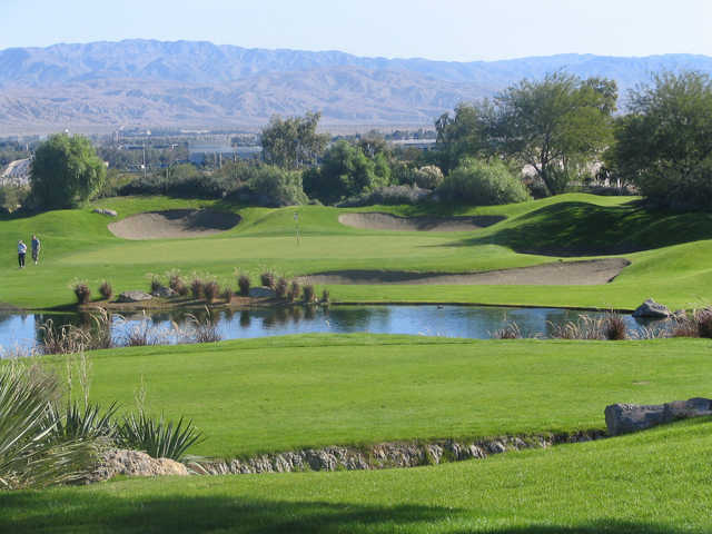 No.5 on the Gary Player Course at Mission Hills is a long par 3 where even those playing from the forward tees must clear water.