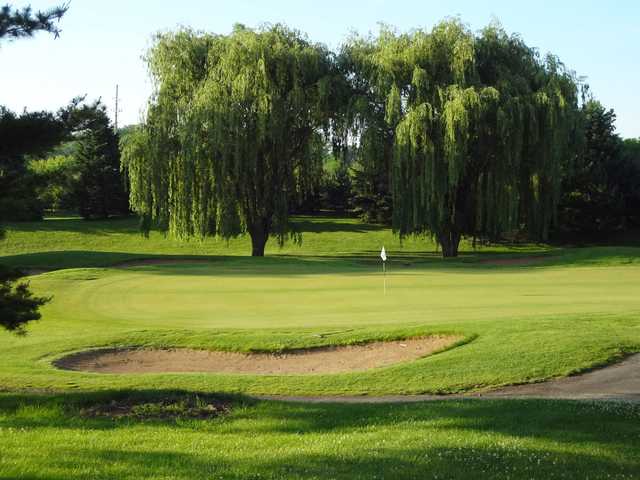 A view of a green protected by bunkers at Palos Country Club