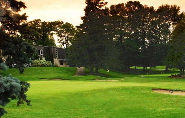 A view of a green with bunkers coming into play at Dundee Country Club