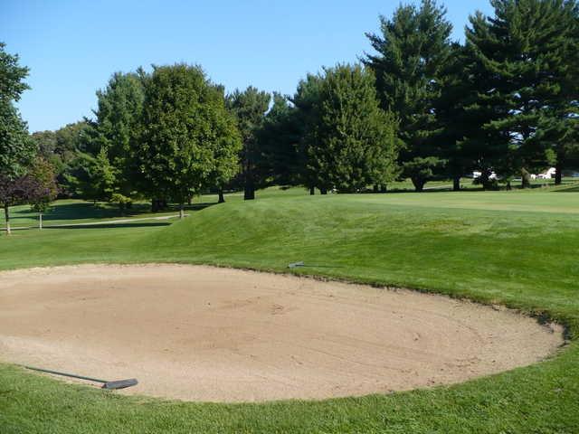 A view over a large bunker at Macktown Golf Course (Golfclubatlas)