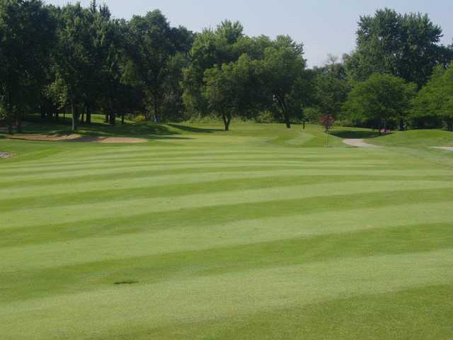 A view of a green protected by sand traps at Lincolnshire Country Club
