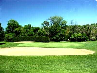 A view of a hole surrounded by bunkers at Libertyville Golf Course