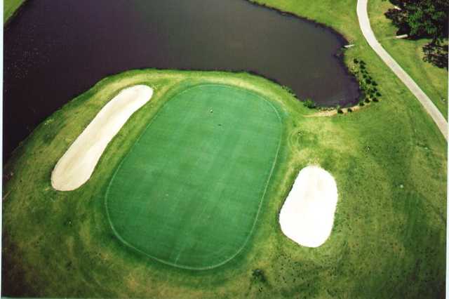 Aerial view of a green flanked by bunkers at Riverlands Golf & Country Club