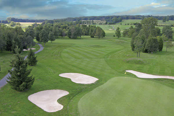 A view of a green protected by bunkers at Wetlands Golf Club