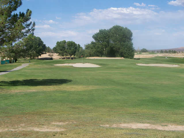 A view of a green surrounded by bunkers at Tierra del Sol Golf Club
