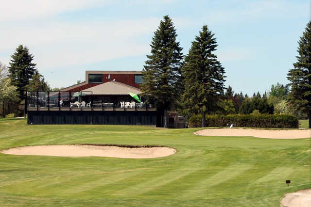A view of a green protected by bunkers at Club de Golf Mont Ste Marie