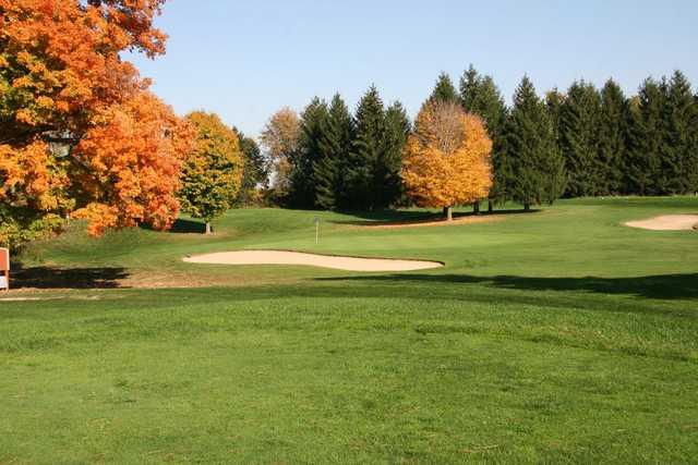A view of a green surrounded by bunkers at Tyler Creek Golf Club