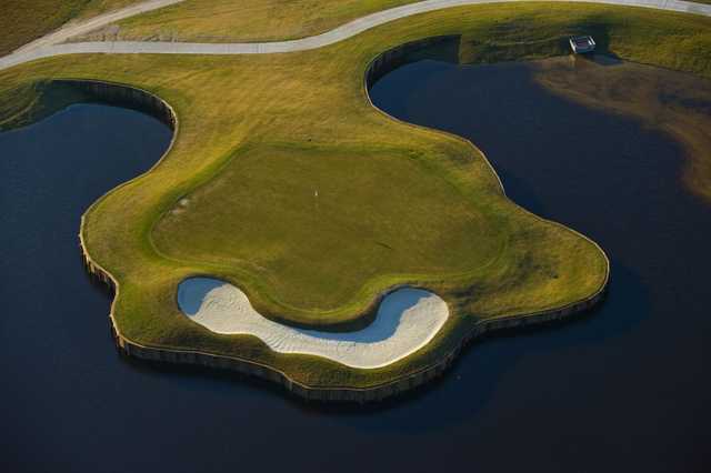 Aerial view of the island green at Sun 'n Lake Golf & Country Club