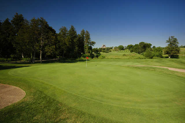 A view of hole #1 protected by sand traps at West Wing from Cardinal Golf Club