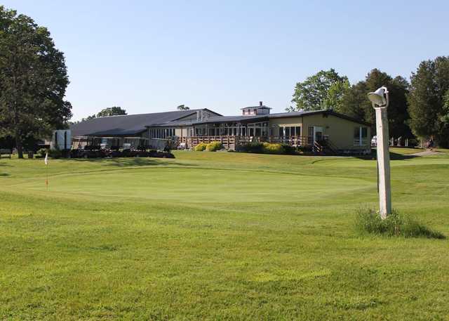 A view of a green and the clubhouse in background at Wingham Golf Club