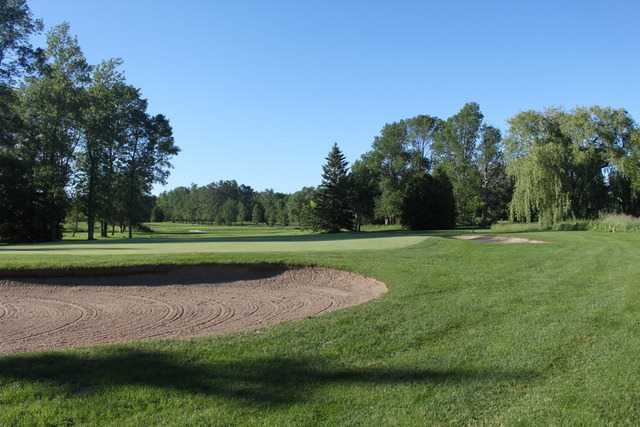 A view of a hole protected by bunkers at Harbour View Golf and Country Club